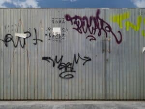 rimozione graffiti parete